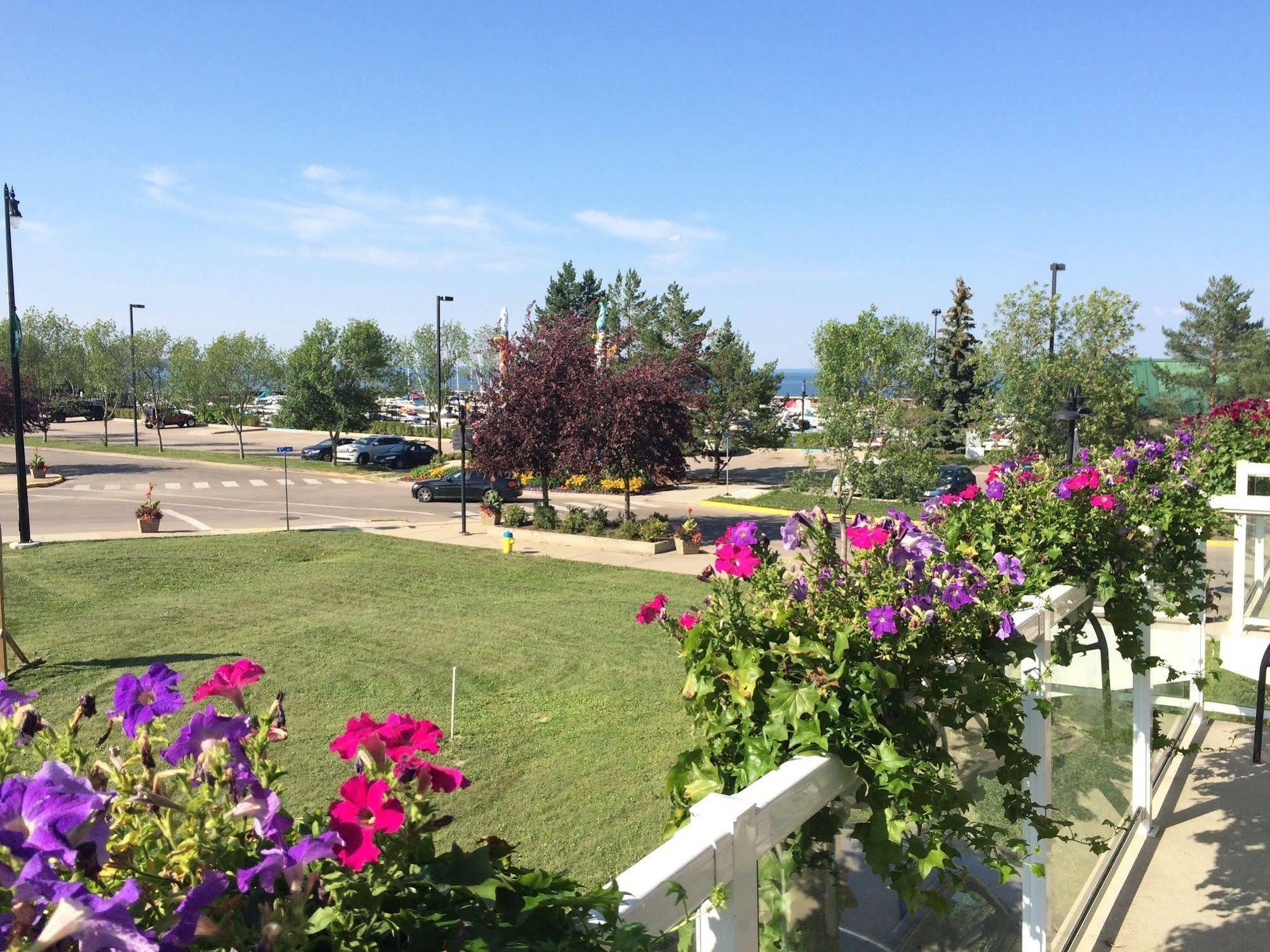 Lakeshore Inn Cold Lake Экстерьер фото
